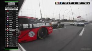 【NASCAR】白煙を上げ壁にぶつかりながらストップ…左リアタイヤのパンクでイエローフラッグ