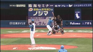 8回裏、度会選手がライトスタンド中段に突き刺さる3ランを放ち、点差を縮める！