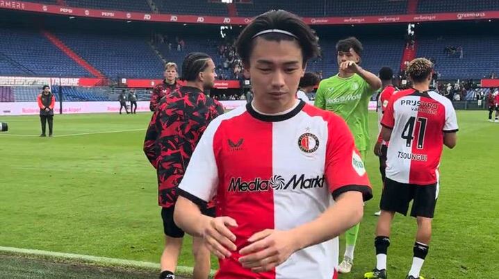 動画】上田綺世がファンサービスでユニフォームをプレゼント