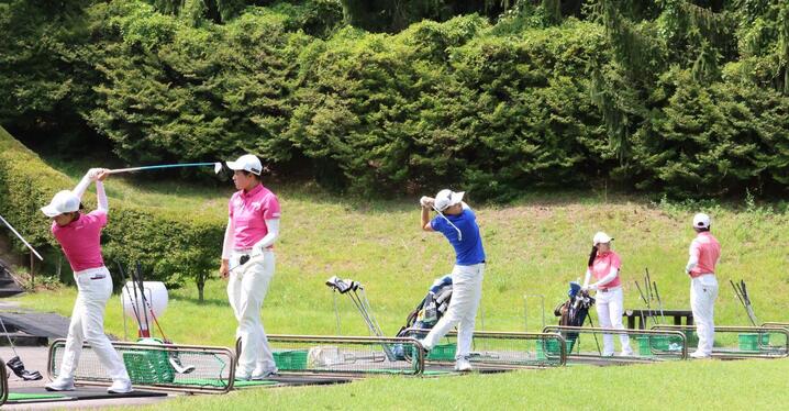 櫻井心那、鈴木愛、入谷響が7アンダーで首位発進 - スポーツナビ