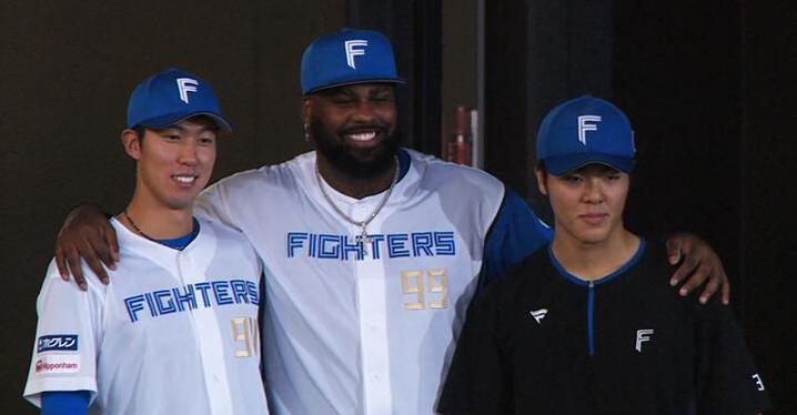 日本ハムファイターズ ホーム開幕戦 伏見寅威✕山﨑福也 さちとらブランケット 北海道日本ハムファイターズ公式 on X: 