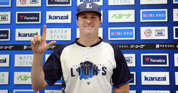 藤原恭大も驚き！ 選手イラストが浮かび上がるビアカップ