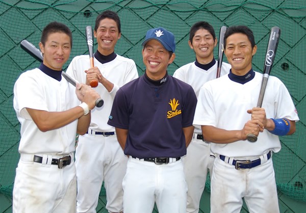 例年に比べて小粒になった創価大だが、1番から9番まで足が使える打線となった。前列左から脇山、長谷部コーチ、遠藤、後列左から花山、田上