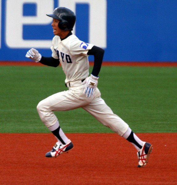 野手のすきを突き、三塁を陥れた東洋大・柘植。高い走塁意識は、東洋大の武器のひとつだ