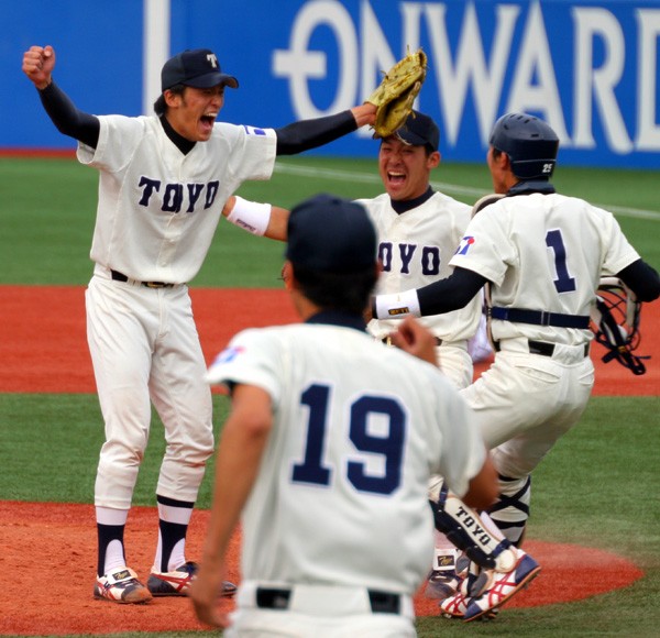 優勝がきまった瞬間、マウンド上の上野に駆け寄る東洋大ナイン