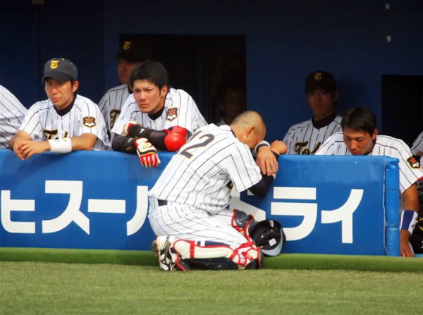 2年連続準優勝に終わり、泣き崩れ、ぼう然とする東海大ナイン