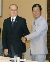 北京五輪野球の代表編成委員会に出席した、元巨人監督の長嶋茂雄氏と握手する星野監督=20日午後、東京都内のホテル