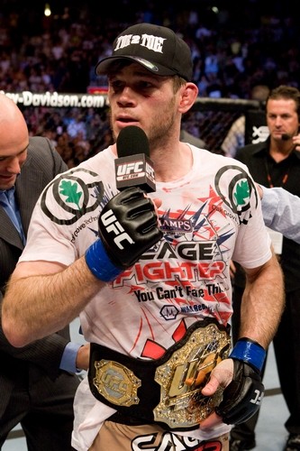 フルラウンド死闘の末、グリフィンがランペイジを下し、UFC世界ライトヘビー級の新王者に