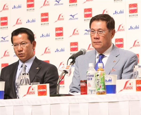 打撃を担当する田淵コーチ(右)と投手を担当する大野コーチ