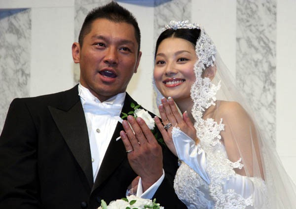 結婚指輪は3カラットのダイヤモンド。果たして何試合分?