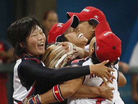 8月21日、北京五輪ソフトボール日本代表は、決勝で強豪米国を3─1で破り、悲願の金メダルを獲得。写真はエース上野由岐子(中央)ら