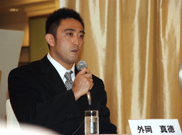外岡は「友達にはなれないんじゃないか」と秋山を評す