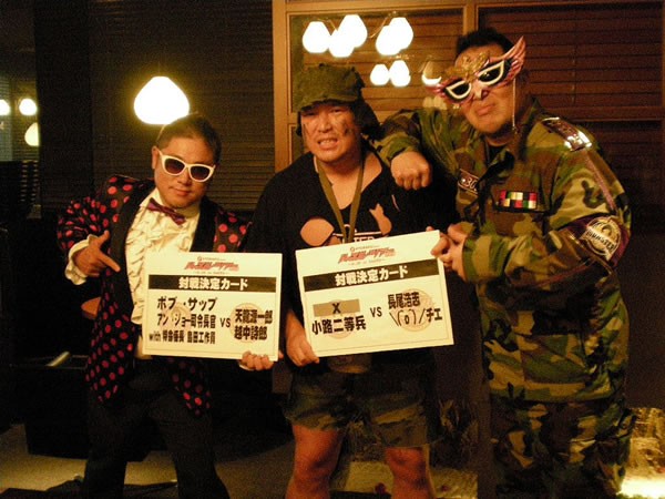 高田モンスター軍の(右から)アン・ジョー司令長官、小路二等兵、島田工作員が9.28ハッスル名古屋大会の追加カードを発表