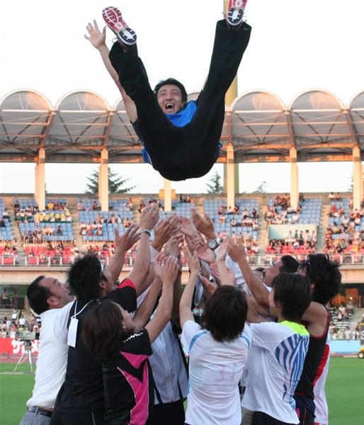 陸上の朝原が引退レース。試合後のセレモニーで、末續らに胴上げされる朝原