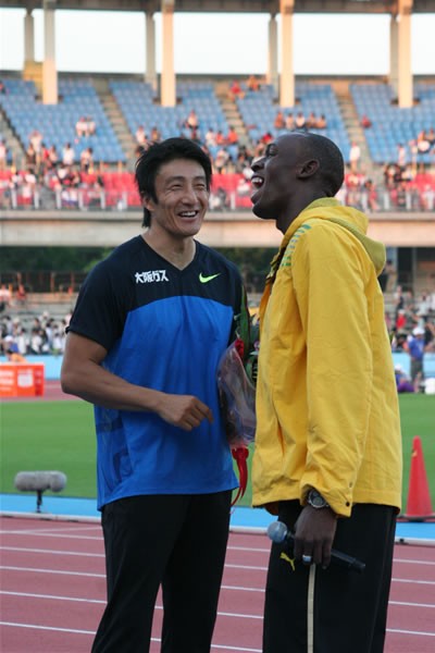 朝原の引退セレモニーには、北京五輪金メダリストのウサイン・ボルトが登場し、花束を贈呈
