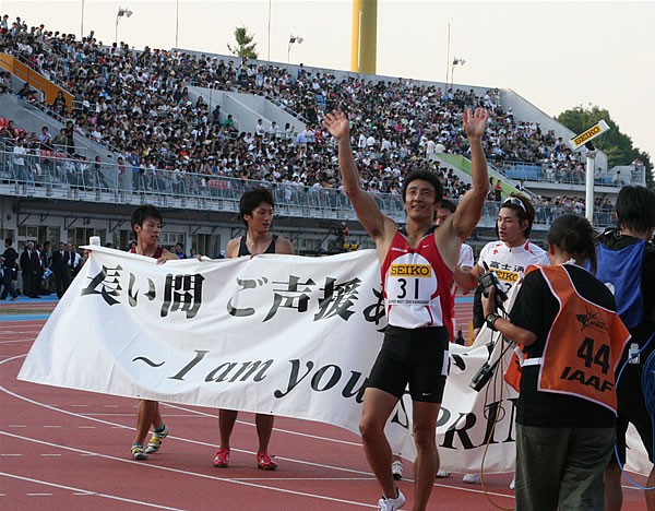 レース後、100mを走った選手とともに朝原は、競技場内を一周。観客の声援に応えた
