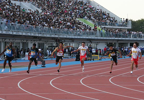 引退レースで朝原は、日本人最高となる3位でゴール(左から3人目)