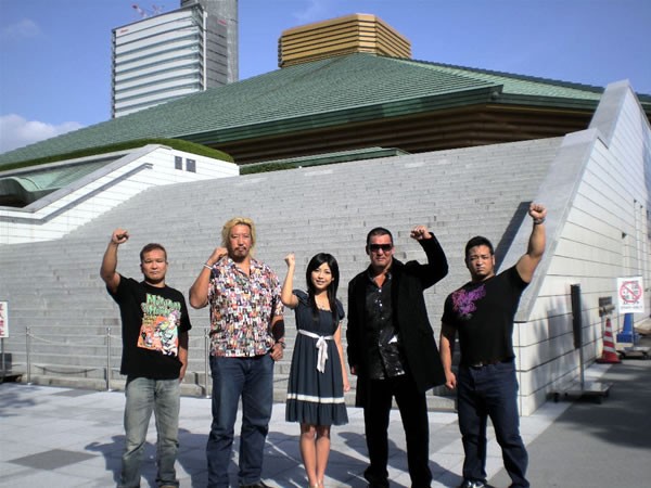 10月24日、25日に開催されるプロレスエキスポの豪華カードが発表、会見には(右から)関本、蝶野、イメージガールの佐藤さくらさん、高山、田中が出席