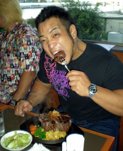 タッグリーグ日本代表に抜擢された関本は、気合満点にステーキ1キロを完食!