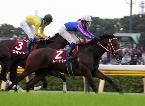 殊勲の騎乗を見せた藤岡佑は馬上でニッコリの笑顔