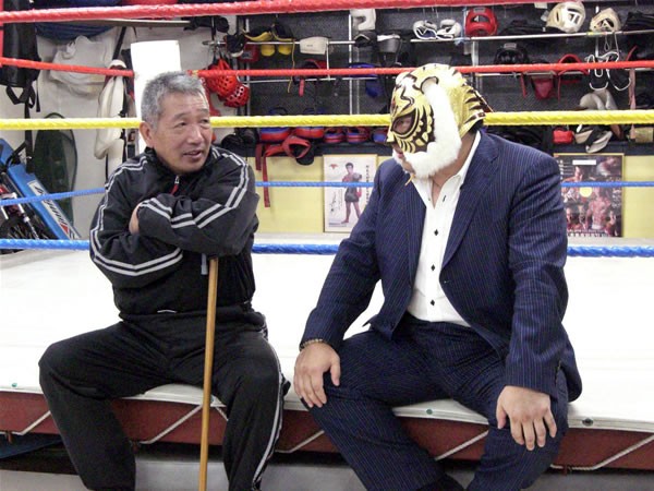 60歳の藤原(左)が初代タイガーらとのエキシビションに臨む