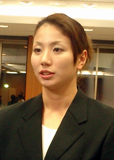 最終選考会後の会見で、記者の質問に答える青木