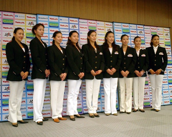 シンクロ五輪予選代表に選ばれた選手たち。左から二人目が青木
