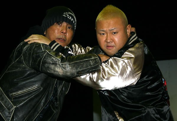 俳優・脇(右)が大みそかプロレスデビュー。大仁田もサポートを約束