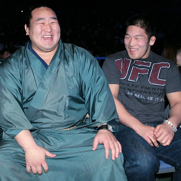 朝青龍(左)、石井に「戦極のリングに上がってほしい」とラブコール