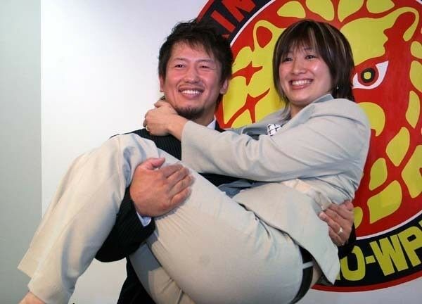 新日本 金本とhikaruが幸せいっぱい結婚会見 スポーツナビ