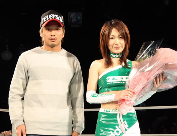 今大会を最後にZSTガールの佐藤恵子さん(右)が卒業。所から花束が贈られた