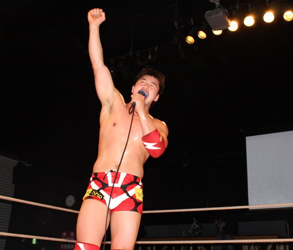 “あいのりレスラー”崔領二が復帰戦を勝利