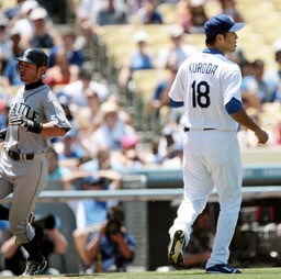 イチローが黒田(右)と対戦し、3打数1安打。「変化球ピッチャーでしたね」