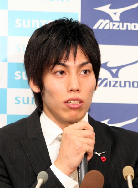 緊張した面持ちで質問に答える越川