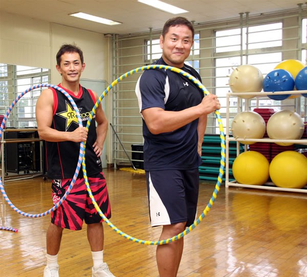 フラフープ特訓でG1優勝間違いなし! 永田(右)も手応え十分だ(左は上田浩之先生)