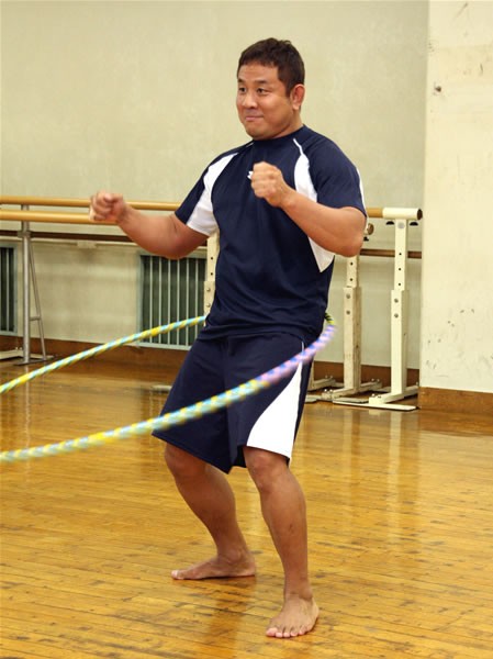 最初こそ大苦戦の永田だったが、徐々にフラフープを手の内に
