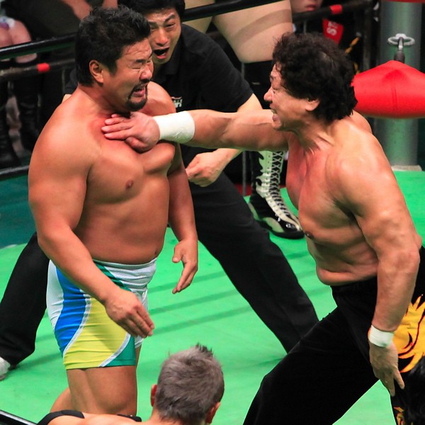 天龍(右)が久々にノアマット上陸。健介らと激しいファイトを繰り広げた
