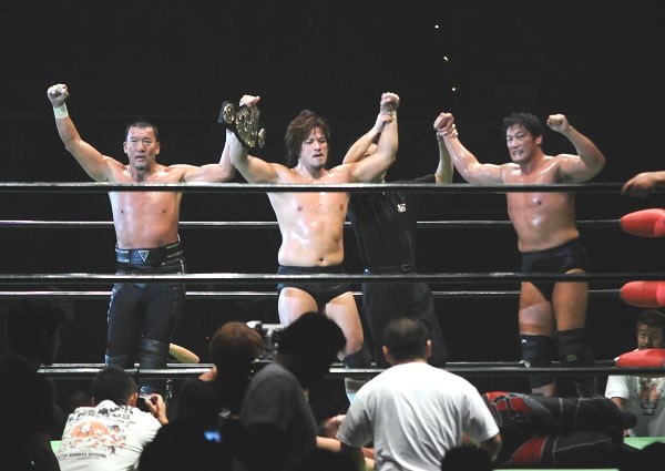 蝶野、潮崎、小橋(左から)の豪華トリオが勝利