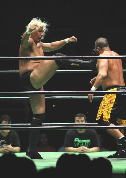 高山(左)vs.杉浦は実力伯仲の接戦に。高山がエベレストジャーマンで辛勝
