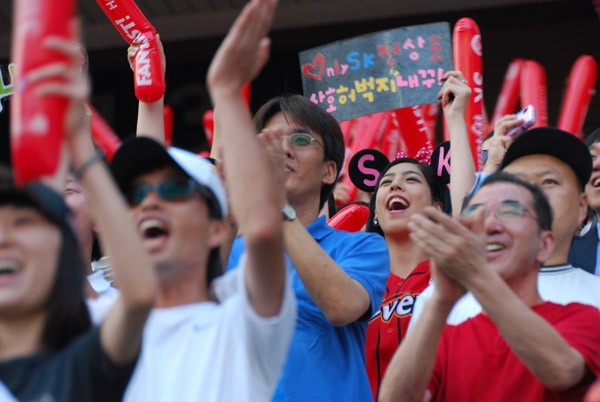 過去最高の盛り上がりを見せる韓国プロ野球。スタンドには若い女性の姿も