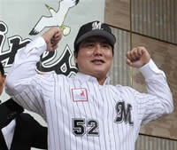 ロッテへの入団が決まり、記者会見でポーズをとる金泰均内野手