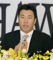 ソフトバンクへの入団が決まり、宮崎市内で記者会見するWBC韓国代表の李ボム浩内野手