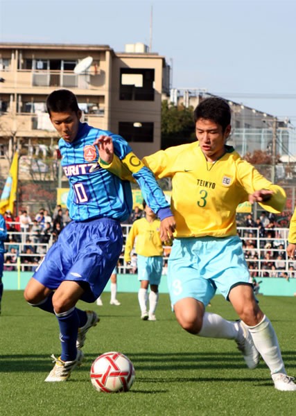 高校選手権地区予選、帝京(黄色)対成立学園(青)の試合はPK戦の末、帝京が全国の切符を手にした
