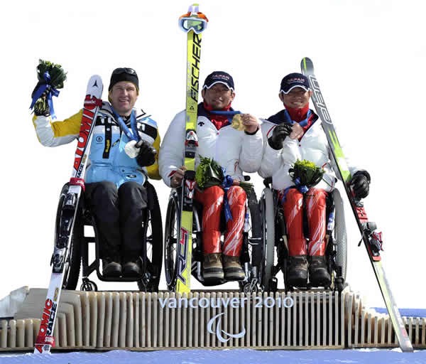 スーパー大回転男子座位で狩野亮が日本勢で今大会2個目となる金メダルを獲得。森井大輝も3位に入った。滑降男子座位で狩野は銅、森井は銀メダルを獲得しており、2日続けての表彰台となった