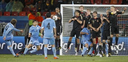 試合終了間際、ウルグアイはFKを獲得。しかし、フォルランのシュートは無情にもクロスバーをたたいた