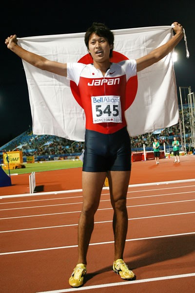 世界ジュニア選手権、飯塚は男子200メートルで優勝し、日本男子短距離界に史上初の金メダルをもたらした