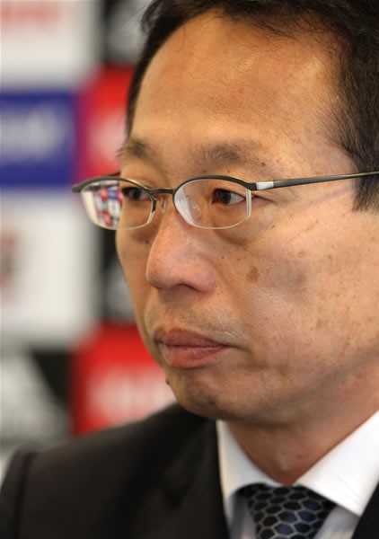 W杯直前で迎えた日本代表の危機。岡田監督(写真)は窮地に立たされていた
