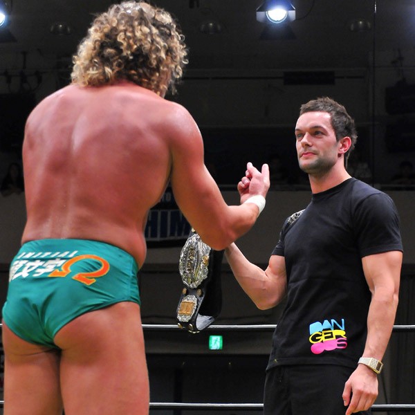 デヴィット(奥)はオメガの挑戦を受ける意向を示した