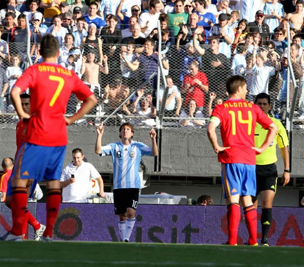 アルゼンチンがメッシ(中央)らのゴールで世界王者のスペインを4−1で下した