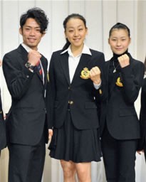 フィギュアスケートNHK杯の記者会見でポーズをとる(左から)高橋大輔、浅田真央、村上佳菜子